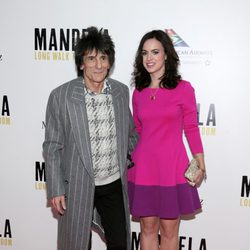 Ronnie Wood y Sally Humphreys en el estreno de 'Mandela, del mito al hombre' en Nueva York