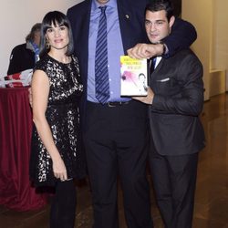 Irene Villa con su marido Juan Pablo Lauro y Fernando Romay en la presentación de su libro