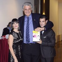 Irene Villa con su marido Juan Pablo Lauro y Fernando Romay en la presentación de su libro