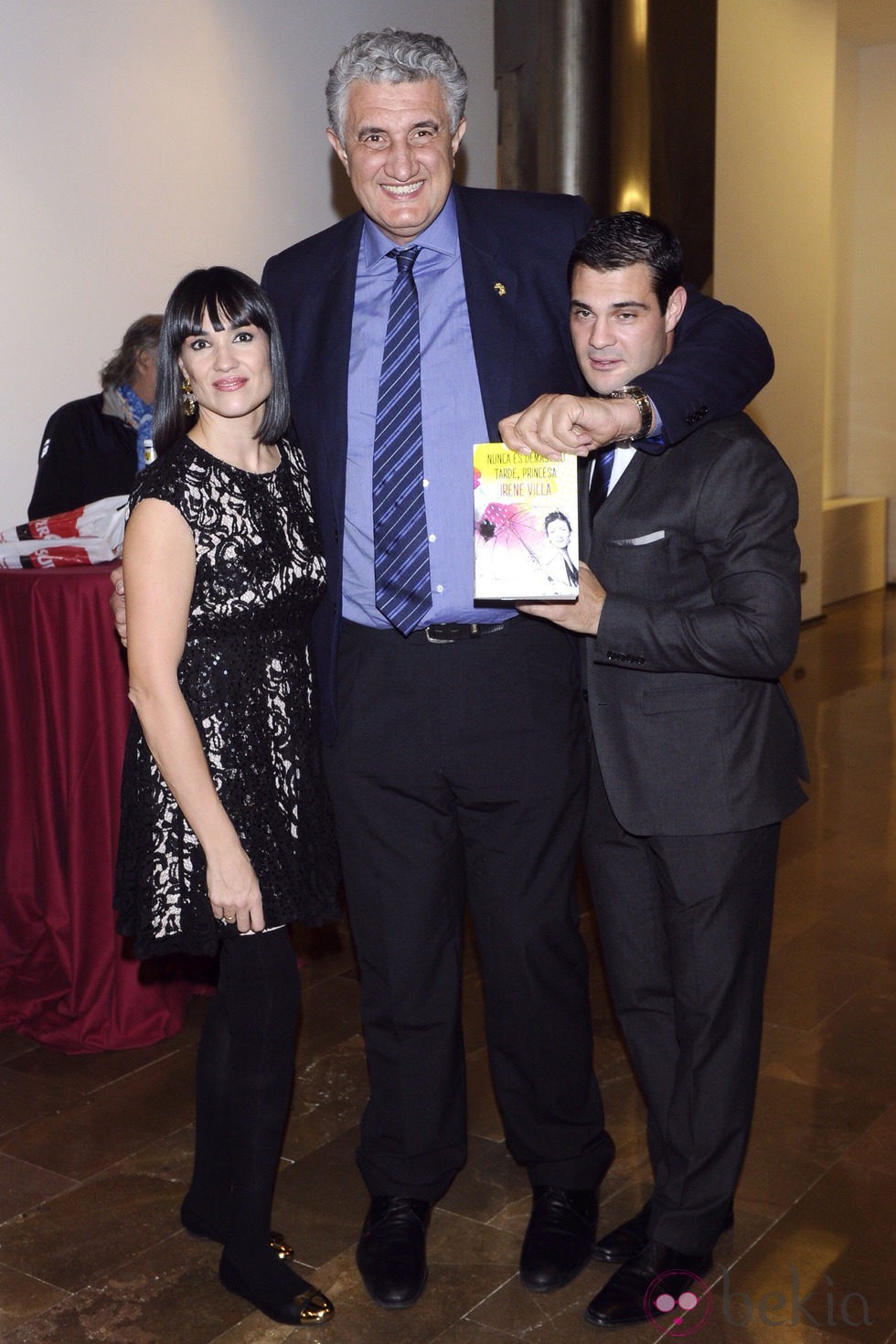 Irene Villa con su marido Juan Pablo Lauro y Fernando Romay en la presentación de su libro