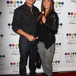 Mario Lopez y Courtney Mazza en la inauguración de una tienda de dulces en Los Ángeles