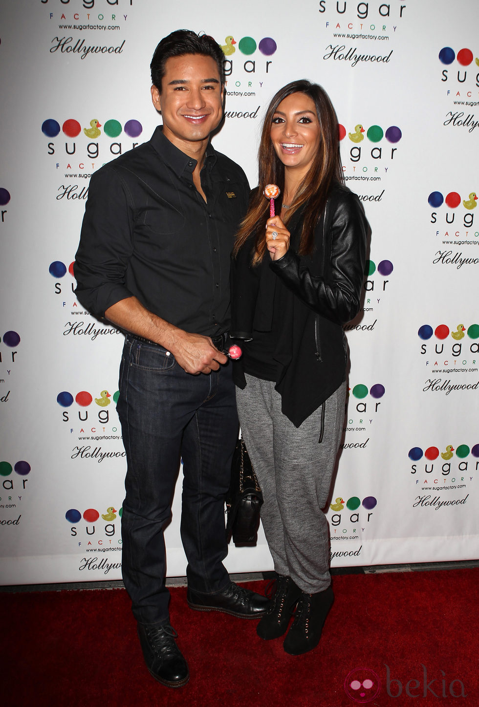 Mario Lopez y Courtney Mazza en la inauguración de una tienda de dulces en Los Ángeles