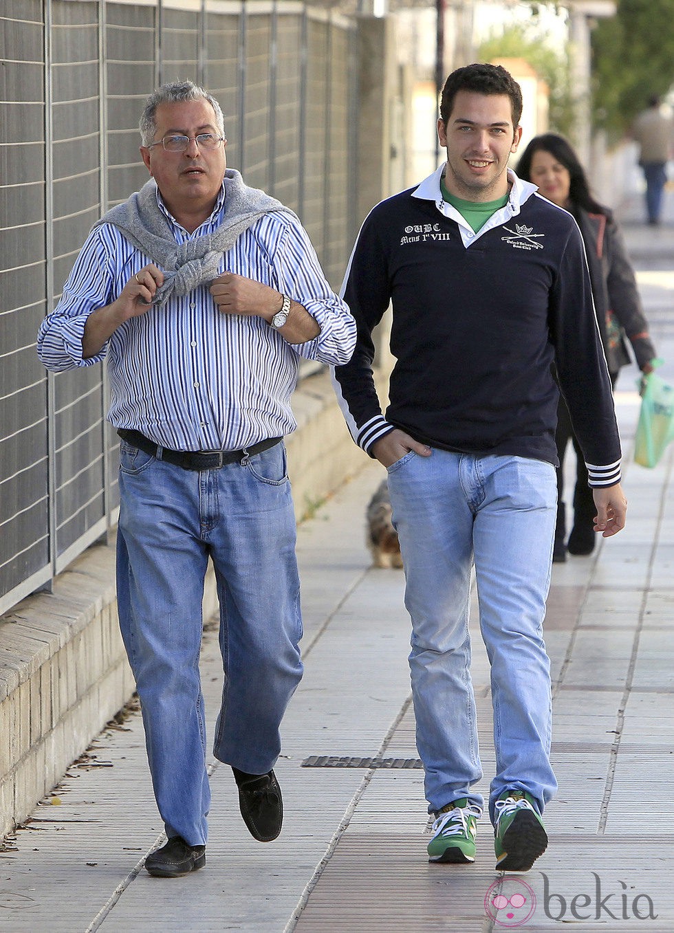 Alberto lsla con su tío en Sevilla