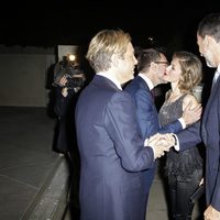 Los Príncipes de Asturias saludan el Embajador James Costos y su marido en Los Angeles