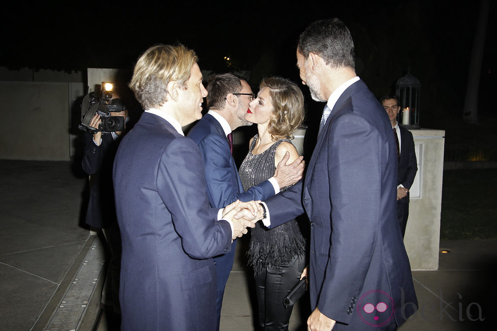 Los Príncipes de Asturias saludan el Embajador James Costos y su marido en Los Angeles
