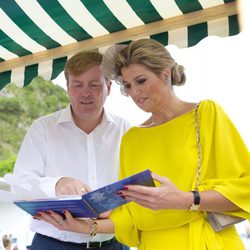Los Reyes de Holanda leyendo en Saba durante su visita a las Antillas