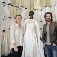 Michelle Jenner y Rodolfo Sancho en la exposición 'Isabel. Vestuario de la serie de televisión'