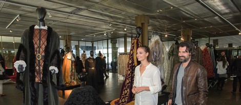 Michelle Jenner y Rodolfo Sancho recorren la exposición 'Isabel. Vestuario de la serie de televisión'