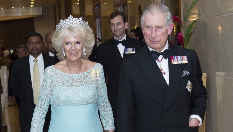 El Príncipe Carlos y la Duquesa de Cornualles en la cena de gala celebrada en su viaje oficial a Sri Lanka