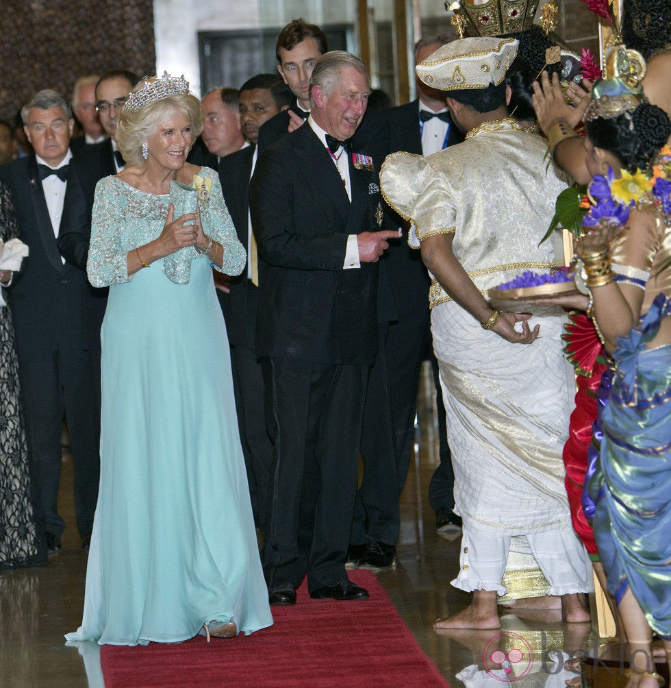El Príncipe Carlos y la Duquesa de Cornualles a su llegada a la cena de gala celebrada en su viaje oficial a Sri Lanka