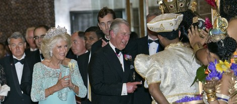 El Príncipe Carlos y la Duquesa de Cornualles a su llegada a la cena de gala celebrada en su viaje oficial a Sri Lanka