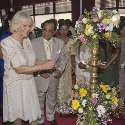 La Duquesa de Cornualles en una biblioteca en su viaje oficial a Sri Lanka