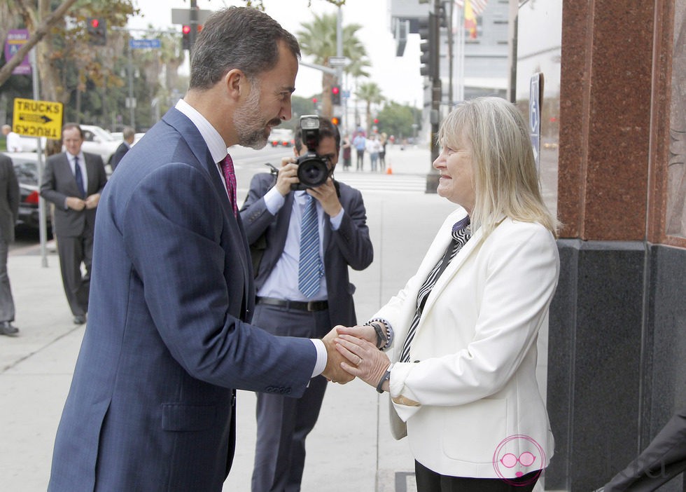 El Príncipe Felipe saluda a la editora a su llegada a la sede del periódico Los Angeles Times