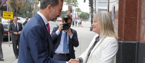 El Príncipe Felipe saluda a la editora a su llegada a la sede del periódico Los Angeles Times