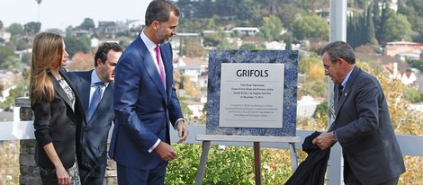 Los Príncipes de Asturias descubren una placa en su honor en su visita a la planta de producción Grifols