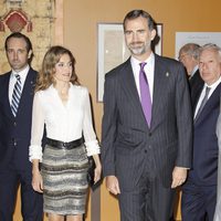 Los Príncipes de Asturias durante su visita a la exposición 'Fray Junipero Serra y el legado de las misiones de California'