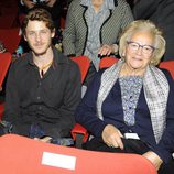 Nicolás Coronado y su abuela en los Premios Cultura de la Comunidad de Madrid 2013