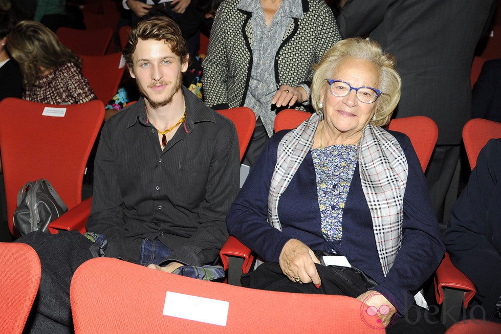 Nicolás Coronado y su abuela en los Premios Cultura de la Comunidad de Madrid 2013