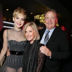 Jennifer Lawrence con sus padres Gary y Karen Lawrence en el estreno de 'Los Juegos del Hambre: En llamas' en Los Angeles