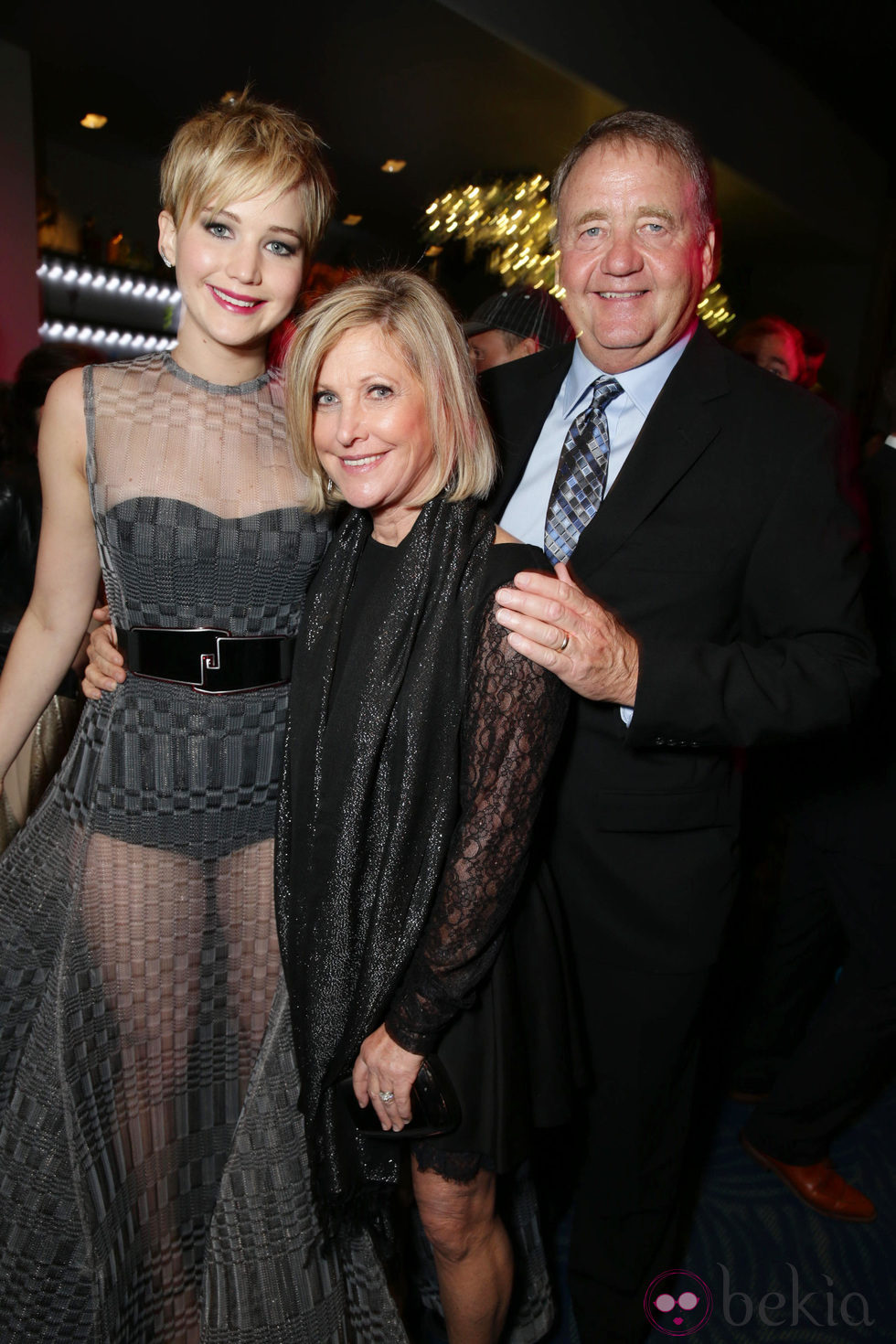 Jennifer Lawrence con sus padres Gary y Karen Lawrence en el estreno de 'Los Juegos del Hambre: En llamas' en Los Angeles