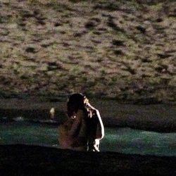 Robert Pattinson y Kristen Stewart dándose un beso en 'Amanecer'
