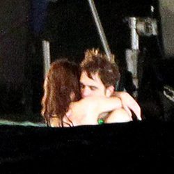 Robert Pattinson y Kristen Stewart abrazándose en el rodaje de 'Amanecer'