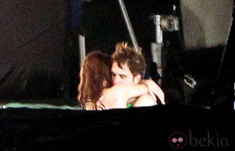 Robert Pattinson y Kristen Stewart abrazándose en el rodaje de 'Amanecer'