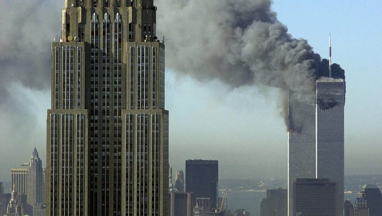 11-S: humo que desprenden las Torres Gemelas de World Trade Center tras los choques