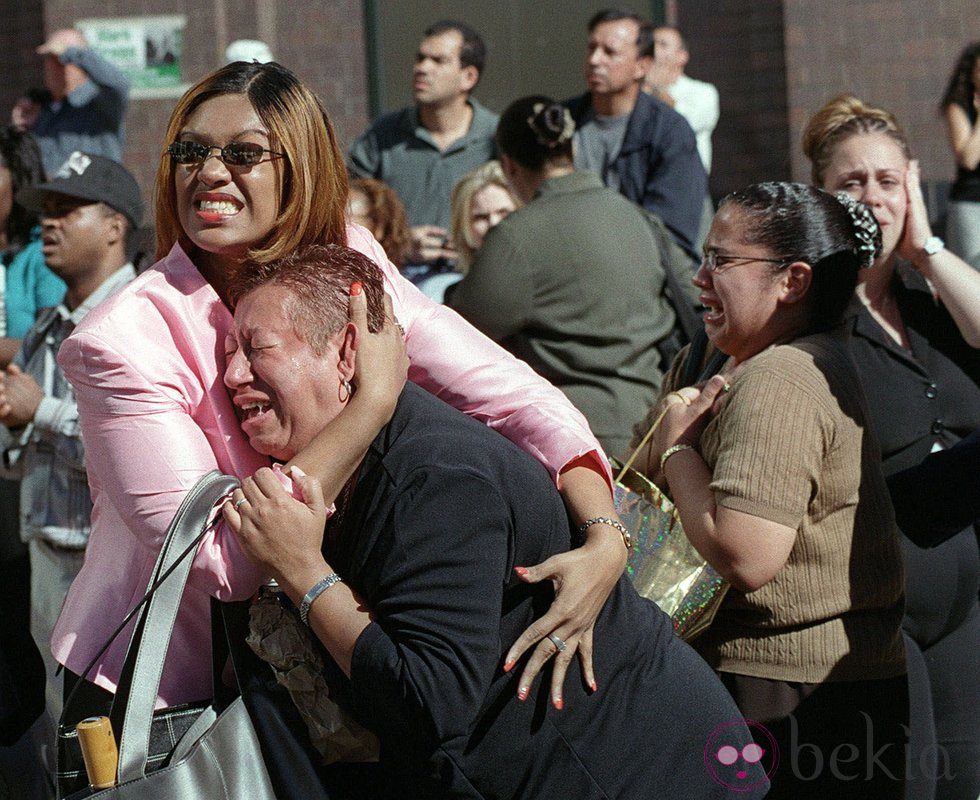 11-S: ciudadanos conmocionados ante la situación del World Trade Center tras el choque de los aviones