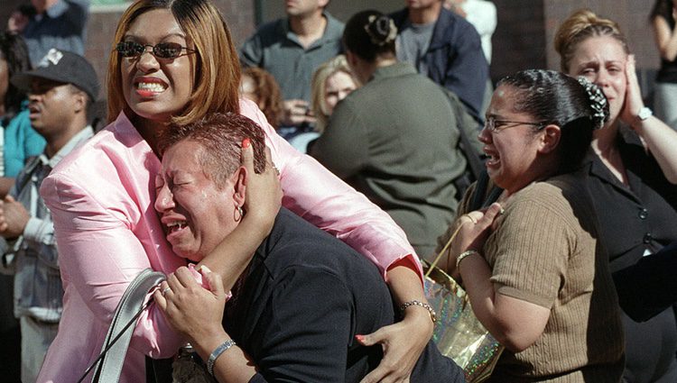 11-S: ciudadanos conmocionados ante la situación del World Trade Center tras el choque de los aviones
