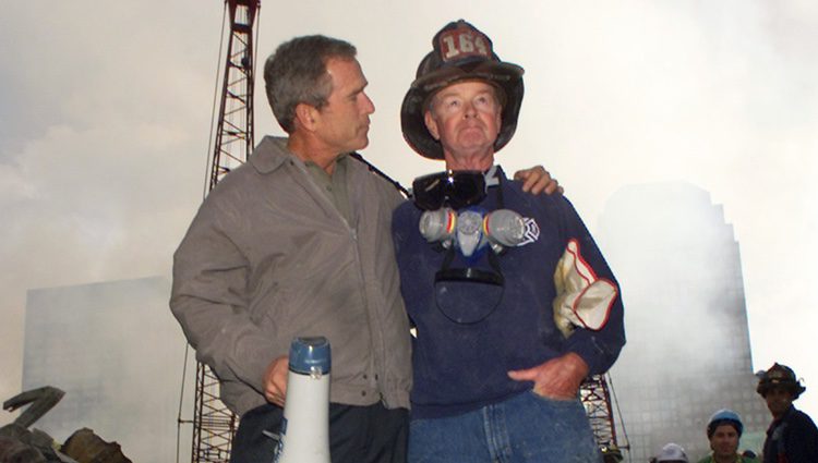 11-S: George W. Bush con un bombero que colaboró en las labores de rescate