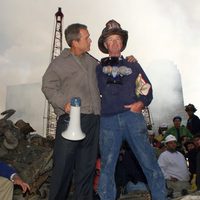 11-S: George W. Bush con un bombero que colaboró en las labores de rescate