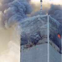 11-S: la Torre Norte del World Trade Center en llamas tras el choque del avión
