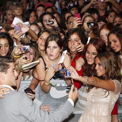 Luis Fernández y Ana Fernández se fotografían con sus fans en el estreno de la tercera temporada de 'Los Protegidos'