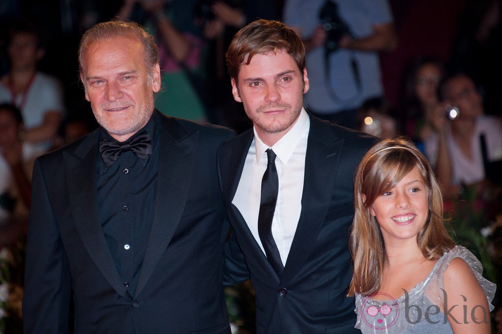 Lluís Homar, Daniel Brühl y Claudia Vega en el estreno de 'Eva' en la Mostra de Venecia
