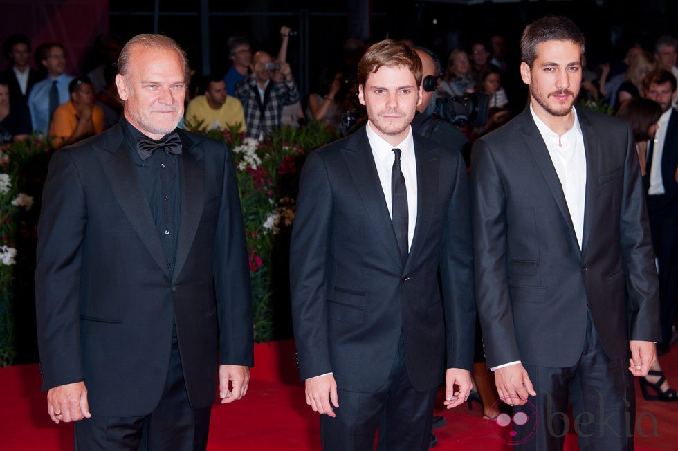 Lluís Homar, Daniel Brühl y Alberto Ammann en el estreno de 'Eva' en la Mostra de Venecia
