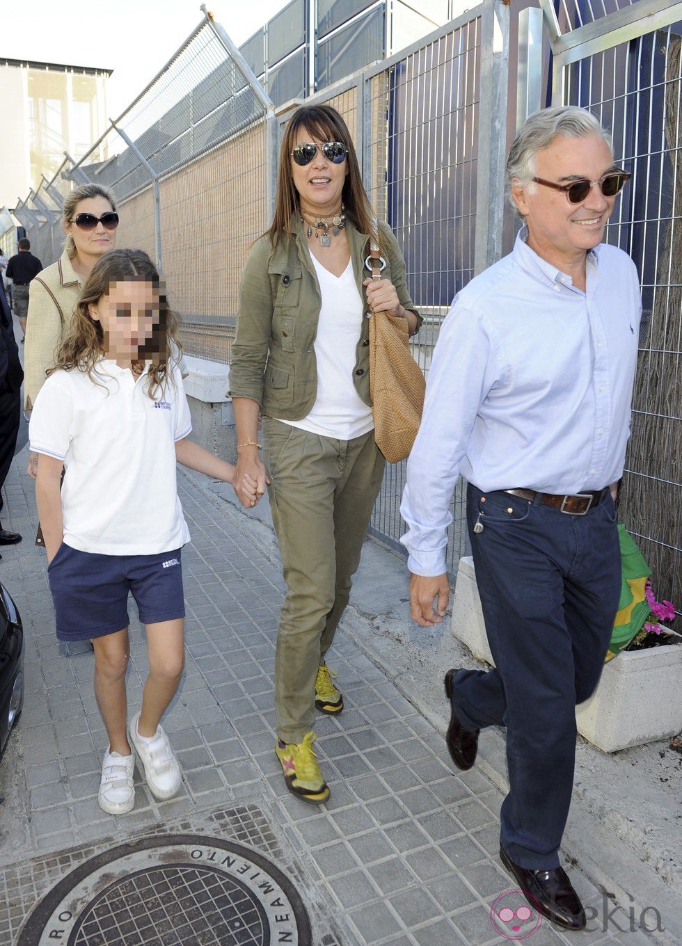 Mabel Lozano y su marido Eduardo Campoy llevan a su hija Roberta al colegio