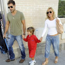 Cayetana Guillén Cuervo y su marido Omar Ayashi llevan a su hijo Leo al colegio