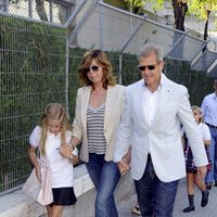 Belinda Washington y su marido Luis Ortiz llevan a sus hijas al colegio