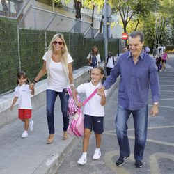 Ramón García y su mujer Patricia Cerezo llevan a sus hijas al colegio