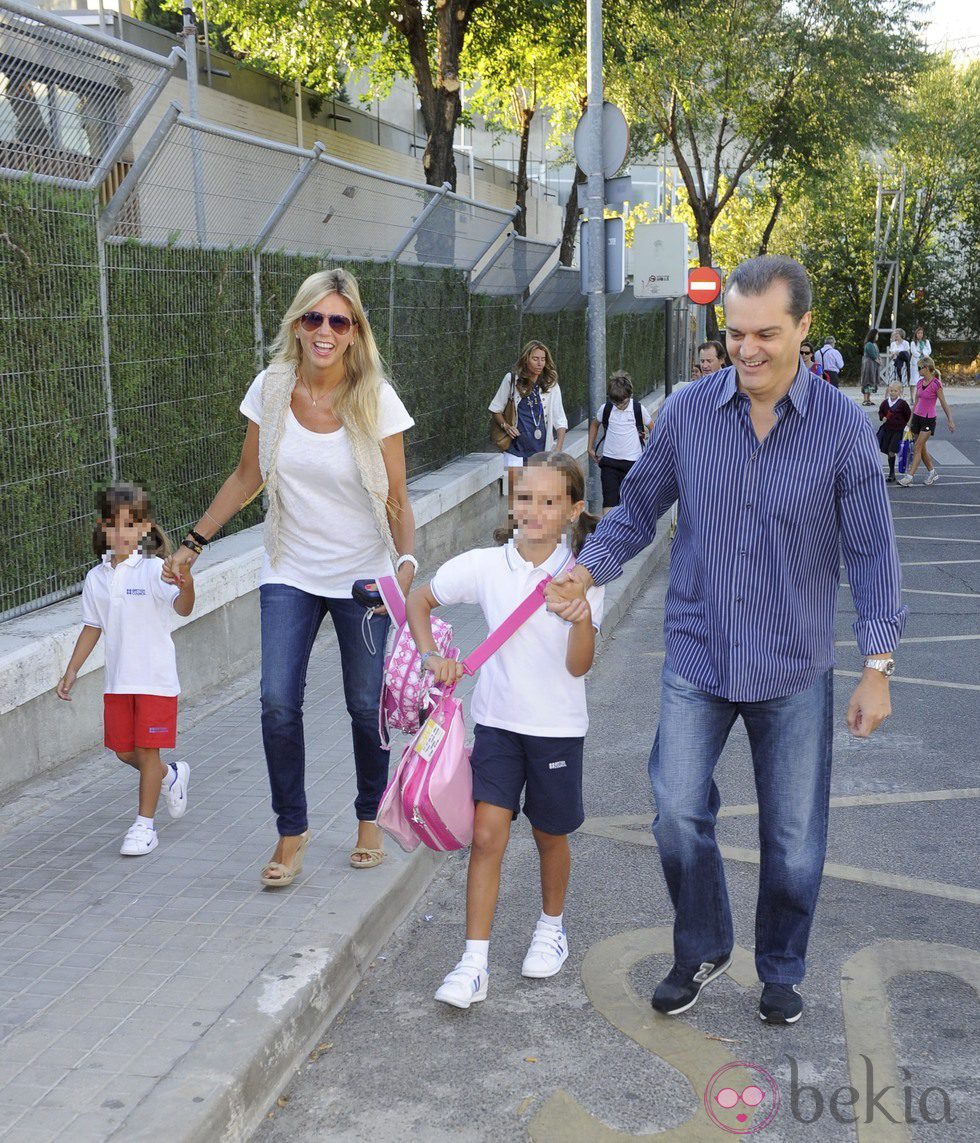 Ramón García y su mujer Patricia Cerezo llevan a sus hijas al colegio