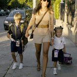 Virgina Troconis lleva a sus hijos Manuel y Triana al colegio