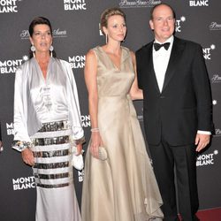 Los Príncipes Alberto y Charlene junto a la Princesa Carolina en la gala Montblanc celebrada en Mónaco