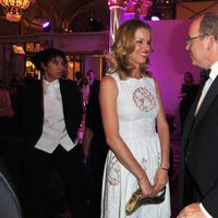 Alberto de Mónaco charla con Eva Herzigova en la gala Montblanc