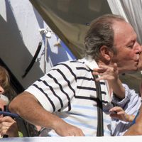 Rosa Benito y Amador Mohedano se besan en Chipiona