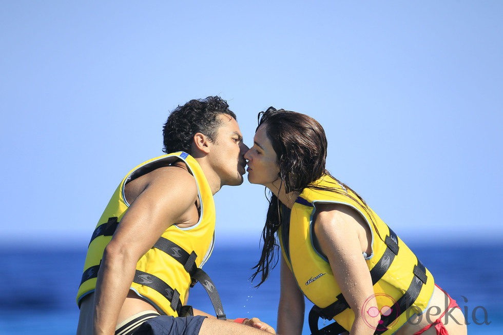Paz Vega y Orson Salazar se besan durante sus vacaciones en Ibiza