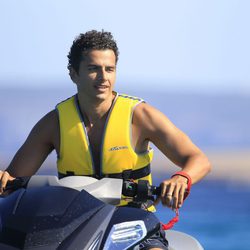 Orson Salazar montando en moto acuática en Ibiza