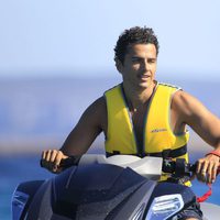 Orson Salazar montando en moto acuática en Ibiza