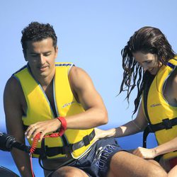Paz Vega y Orson Salazar en una moto acuática en Ibiza