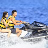 Paz Vega y Orson Salazar se divierten montando en una moto acuática en Ibiza